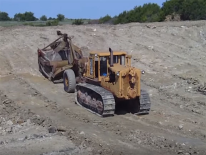 Video vecchie glorie a lavoro: polvere e rumore per il Cat D9