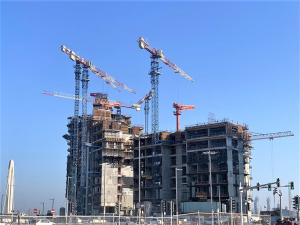 Le gru a torre flattop Raimondi al lavoro per il mega progetto del Qatar
