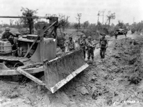 Dozer da guerra e carri armati apripista: (Foto storiche)