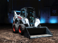 Bobcat presenta la prima pala compatta gommata 100% elettrica