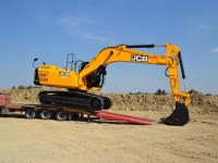 Un escavatore JCB JS300 a Imola