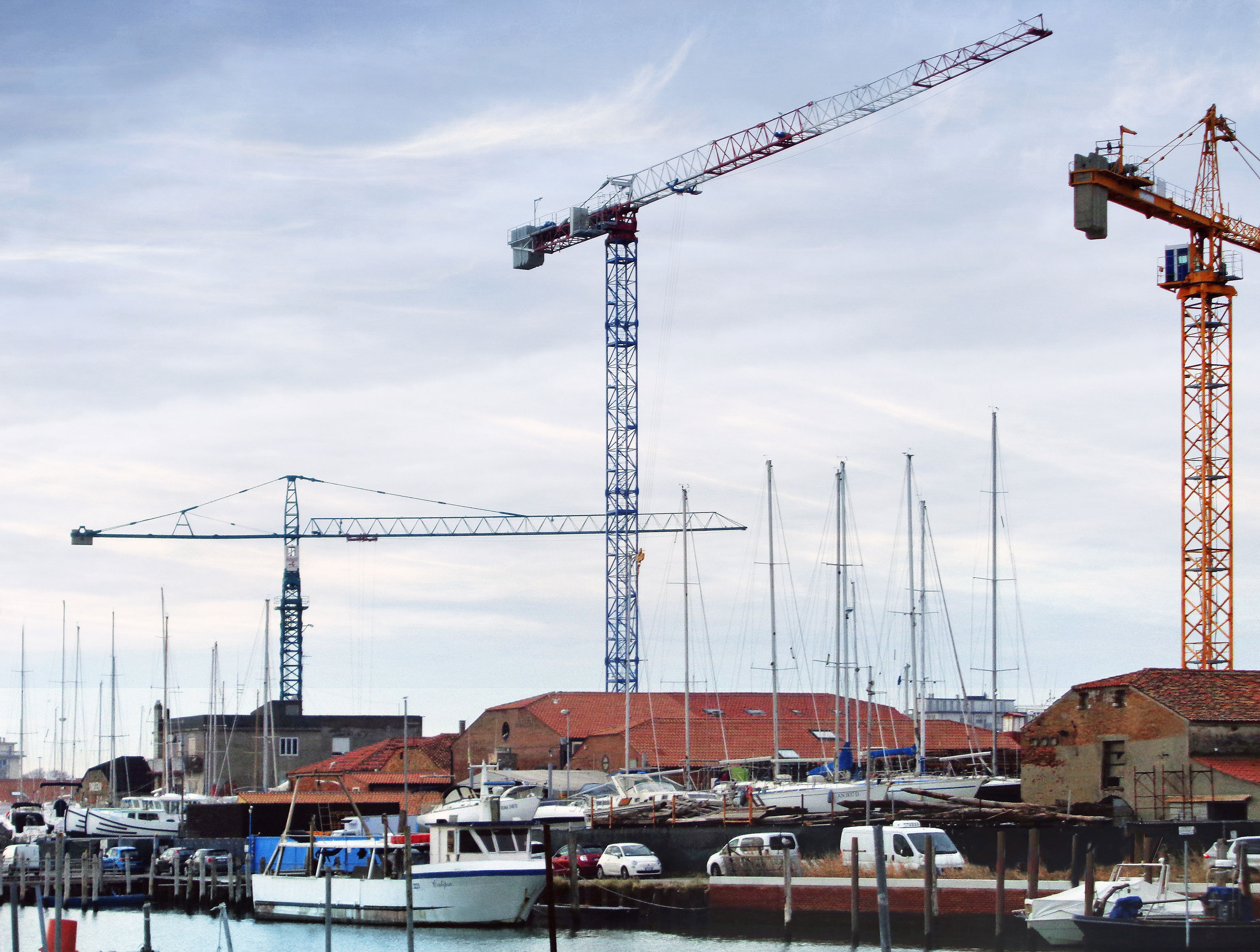 raimondi-mrt223-tower-crane-erected-in-chioggia-italy